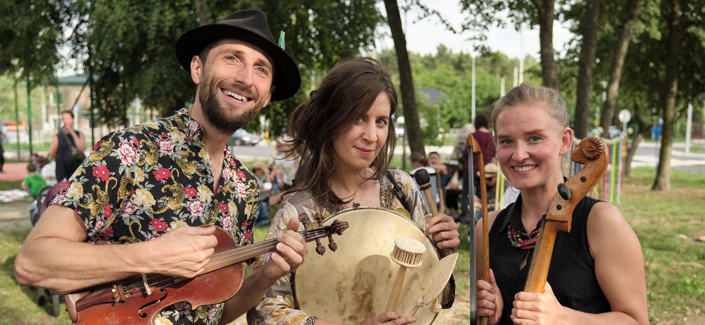 Na zdjęciu troje muzyków z instrumentami w rękach